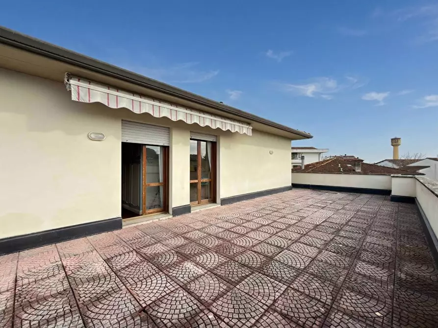 Immagine 15 di Appartamento in vendita  a Lucca