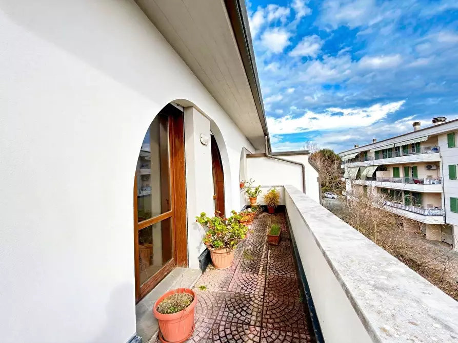 Immagine 20 di Appartamento in vendita  a Lucca