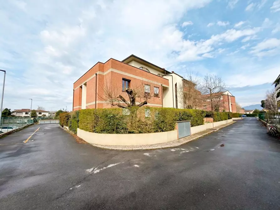 Immagine 21 di Appartamento in vendita  a Lucca