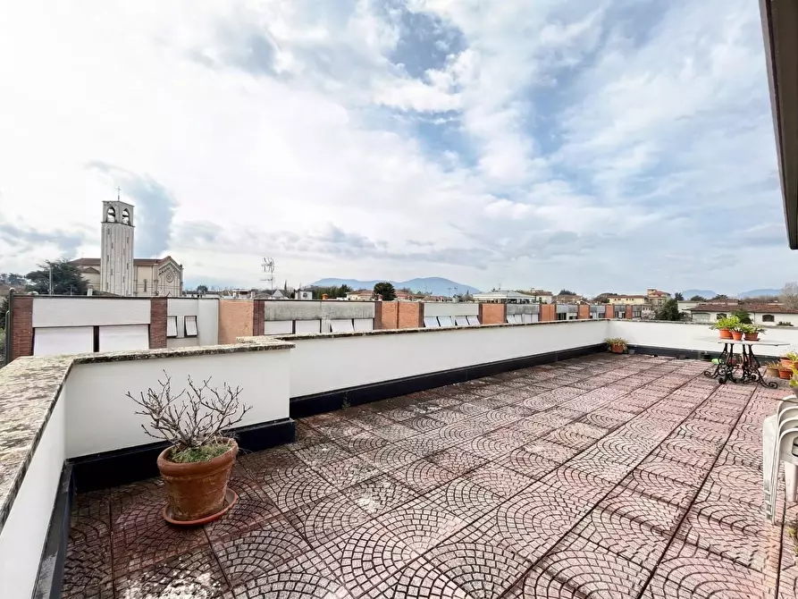 Immagine 18 di Appartamento in vendita  a Lucca