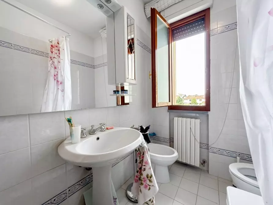 Immagine 13 di Appartamento in vendita  a Lucca