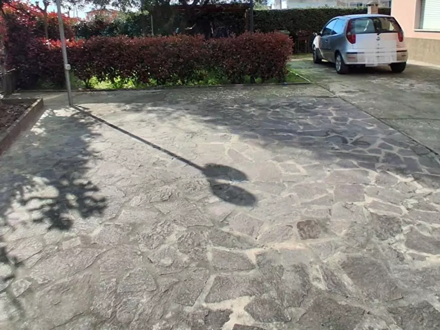 Immagine 11 di Villa in vendita  a Lucca