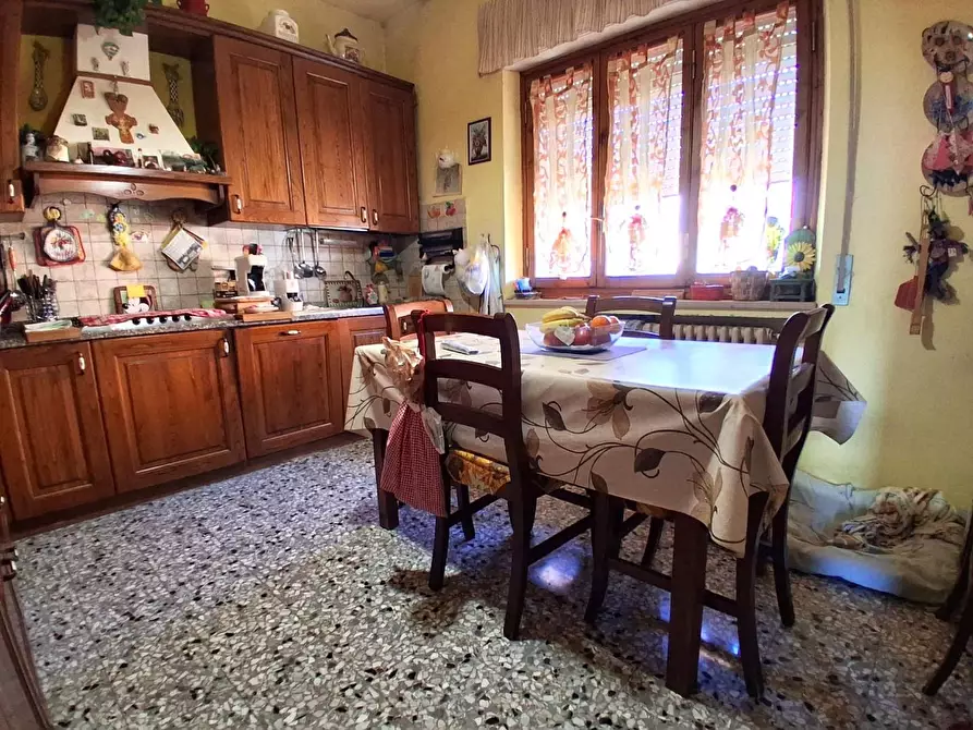 Immagine 1 di Villa in vendita  a Lucca