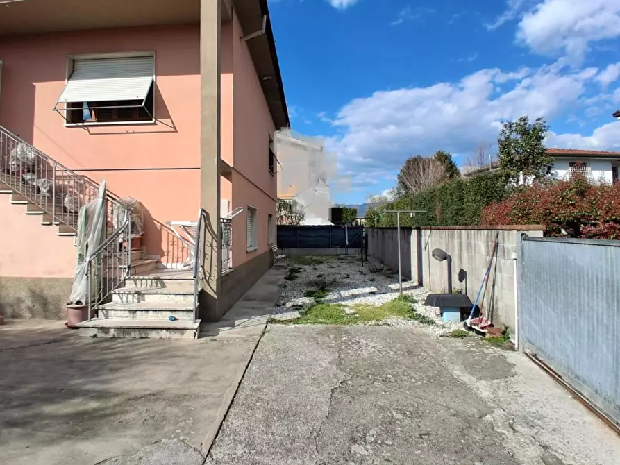 Immagine 25 di Villa in vendita  a Lucca