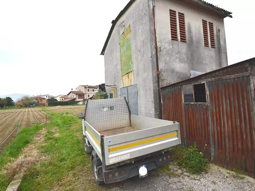 Immagine 3 di Rustico / casale in vendita  a Lucca