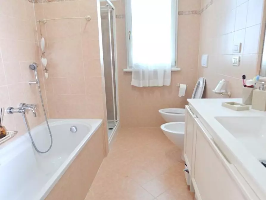 Immagine 19 di Villa in vendita  a Capannori