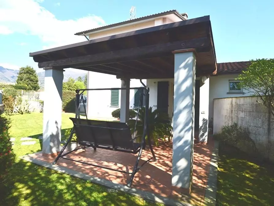Immagine 2 di Villa in vendita  a Capannori
