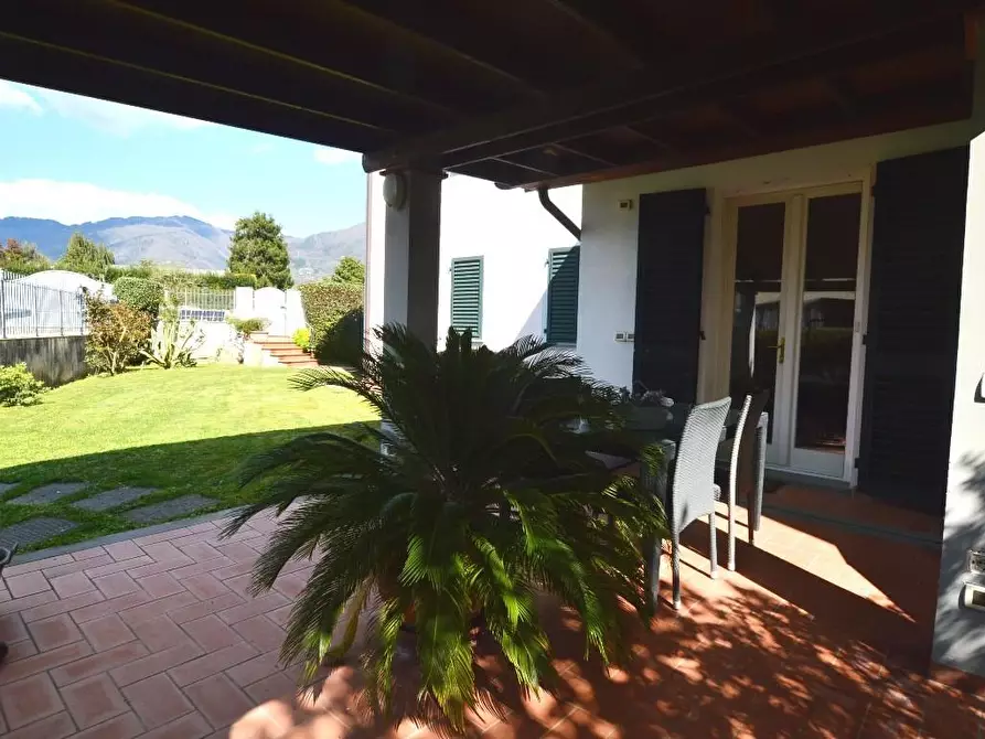 Immagine 1 di Villa in vendita  a Capannori