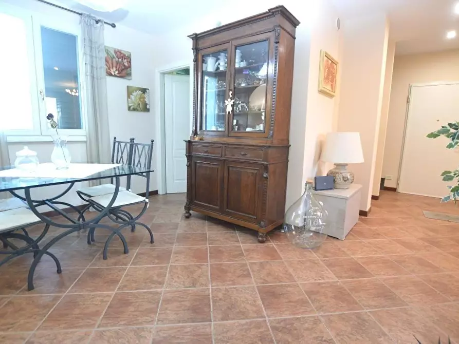 Immagine 9 di Villa in vendita  a Capannori