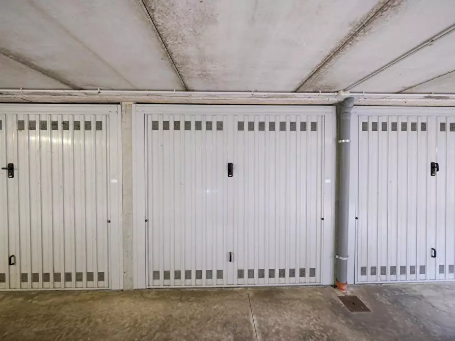 Immagine 1 di Garage in vendita  a Peschiera Borromeo