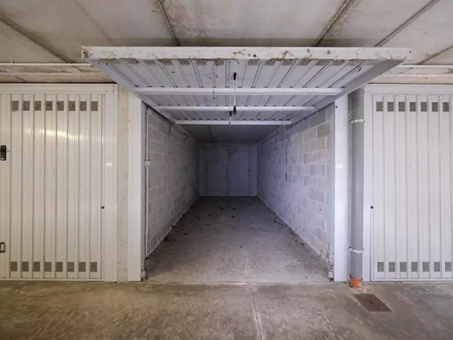 Immagine 2 di Garage in vendita  a Peschiera Borromeo