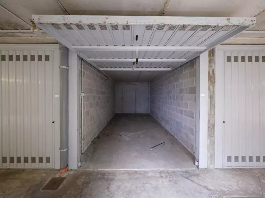 Immagine 2 di Garage in vendita  a Peschiera Borromeo