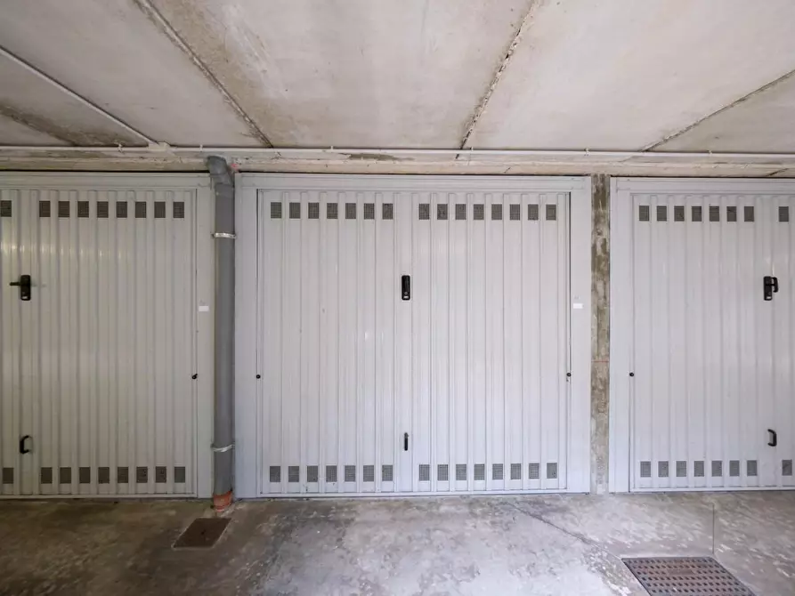 Immagine 1 di Garage in vendita  a Peschiera Borromeo