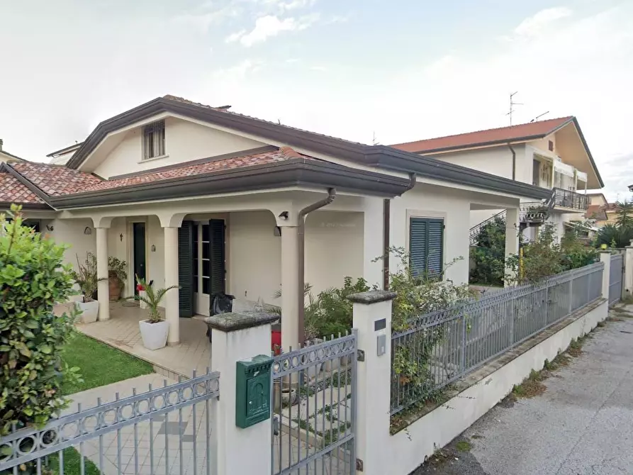 Immagine 1 di Villa in vendita  a Viareggio
