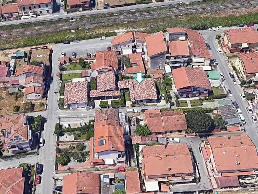 Immagine 2 di Villa in vendita  a Viareggio