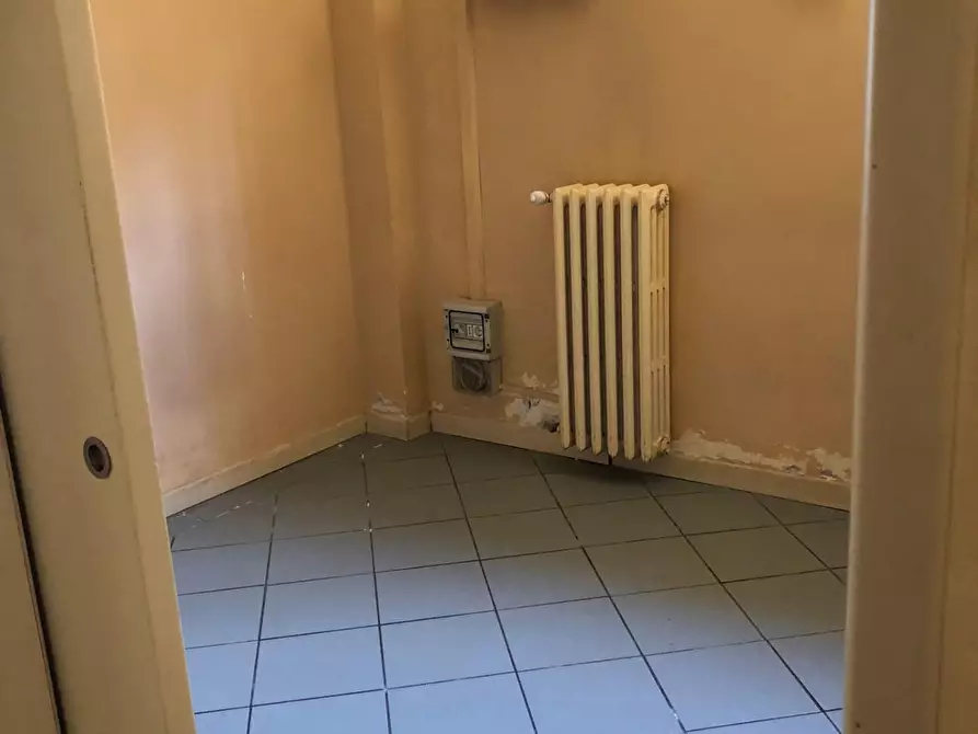 Immagine 1 di Locale commerciale in affitto  a Pontedera