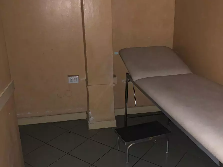 Immagine 3 di Locale commerciale in affitto  a Pontedera