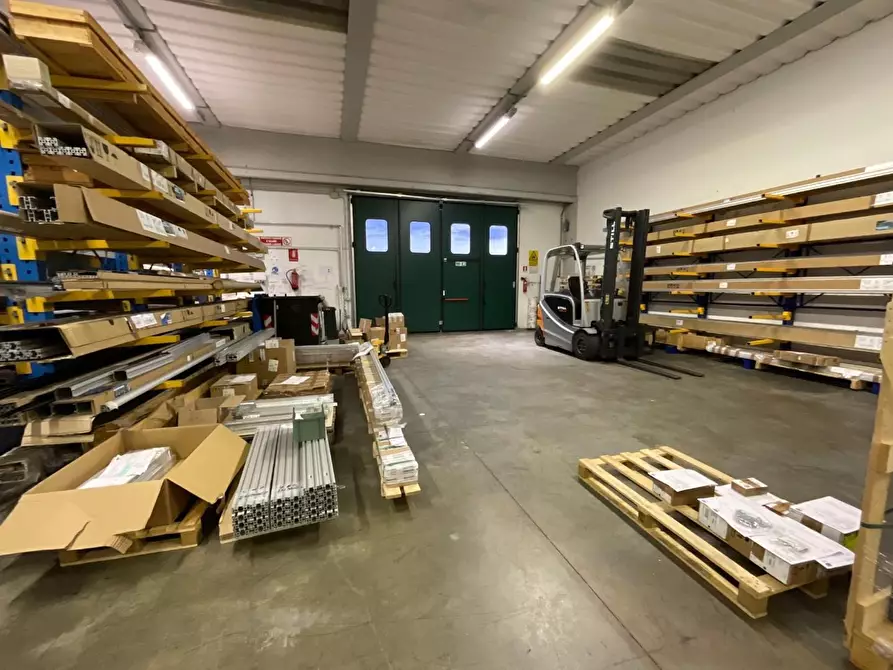 Immagine 8 di Attività artigianale in vendita  a Calcinaia