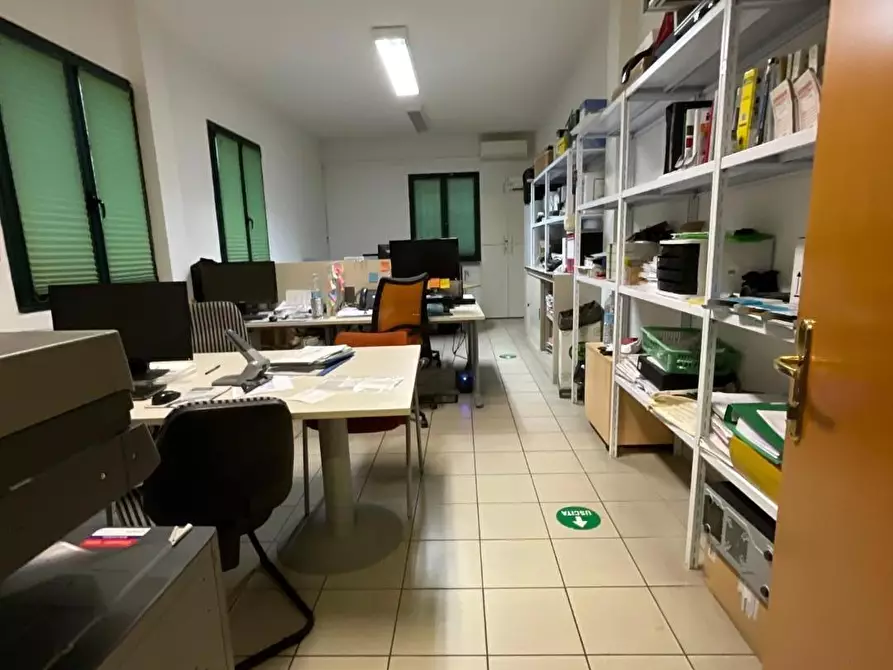 Immagine 9 di Attività artigianale in vendita  a Calcinaia