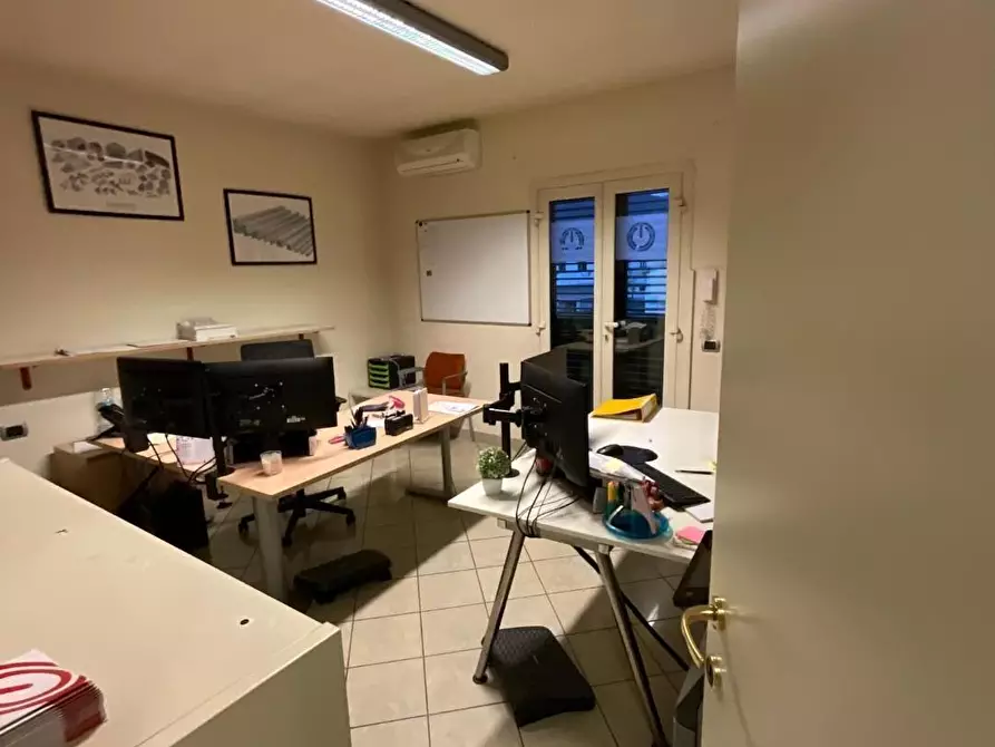 Immagine 17 di Attività artigianale in vendita  a Calcinaia