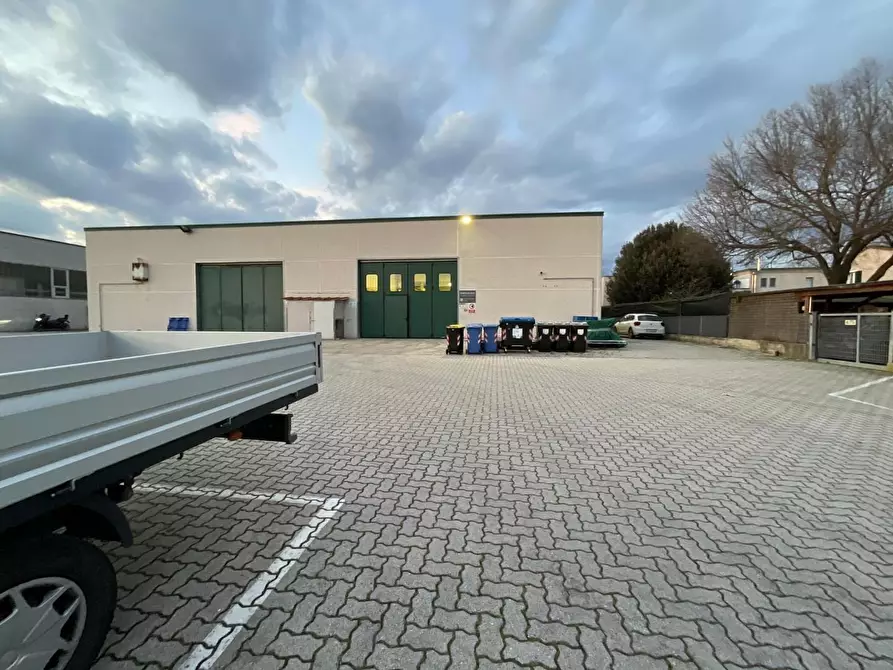 Immagine 1 di Attività artigianale in vendita  a Calcinaia