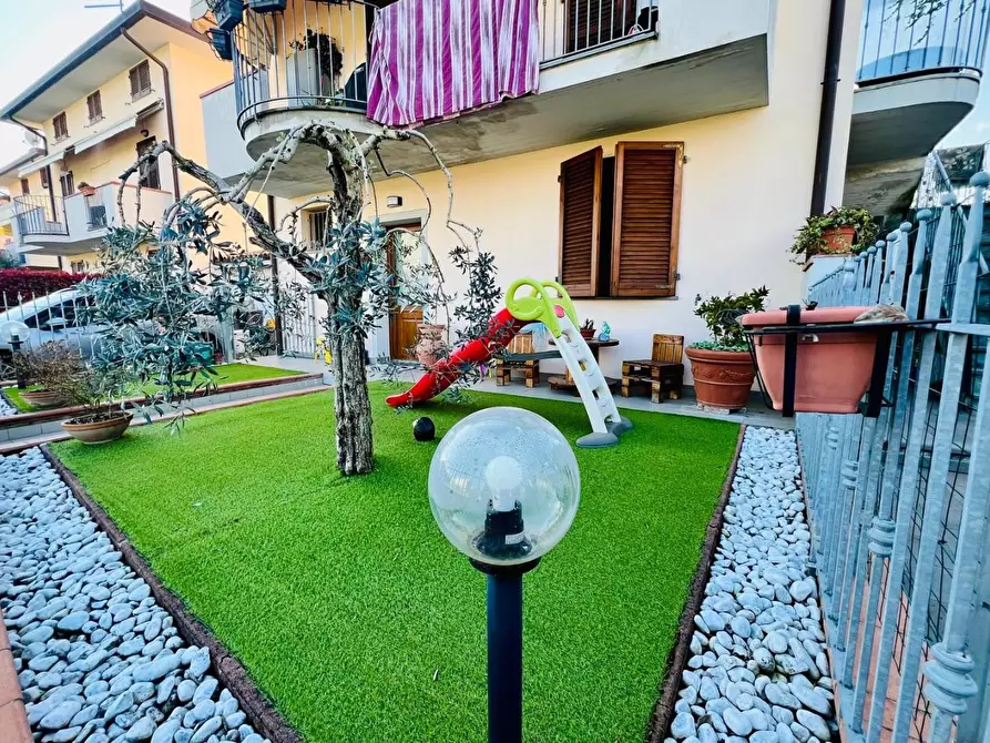 Immagine 2 di Appartamento in vendita  a Lucca