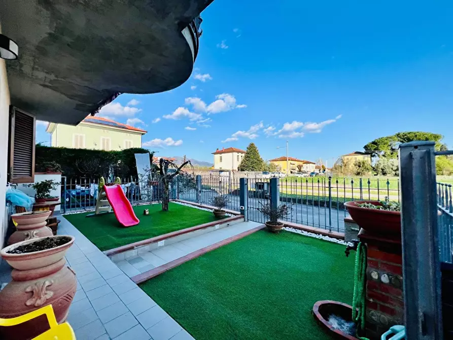 Immagine 4 di Appartamento in vendita  a Lucca