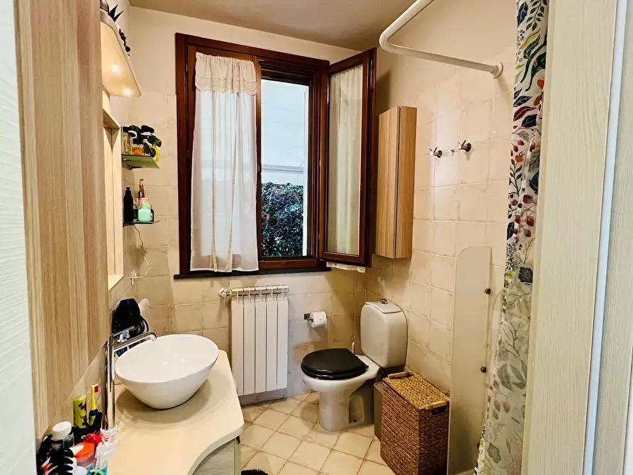 Immagine 17 di Appartamento in vendita  a Lucca