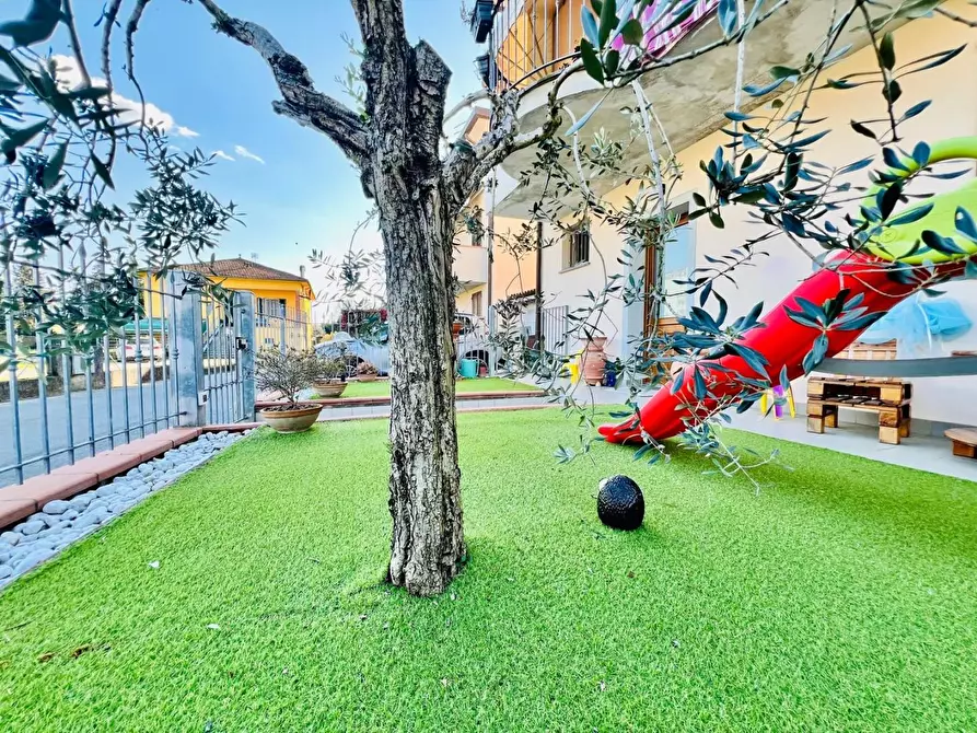 Immagine 3 di Appartamento in vendita  a Lucca