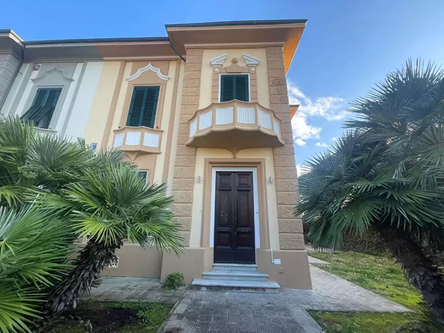 Immagine 1 di Villetta a schiera in vendita  a Livorno