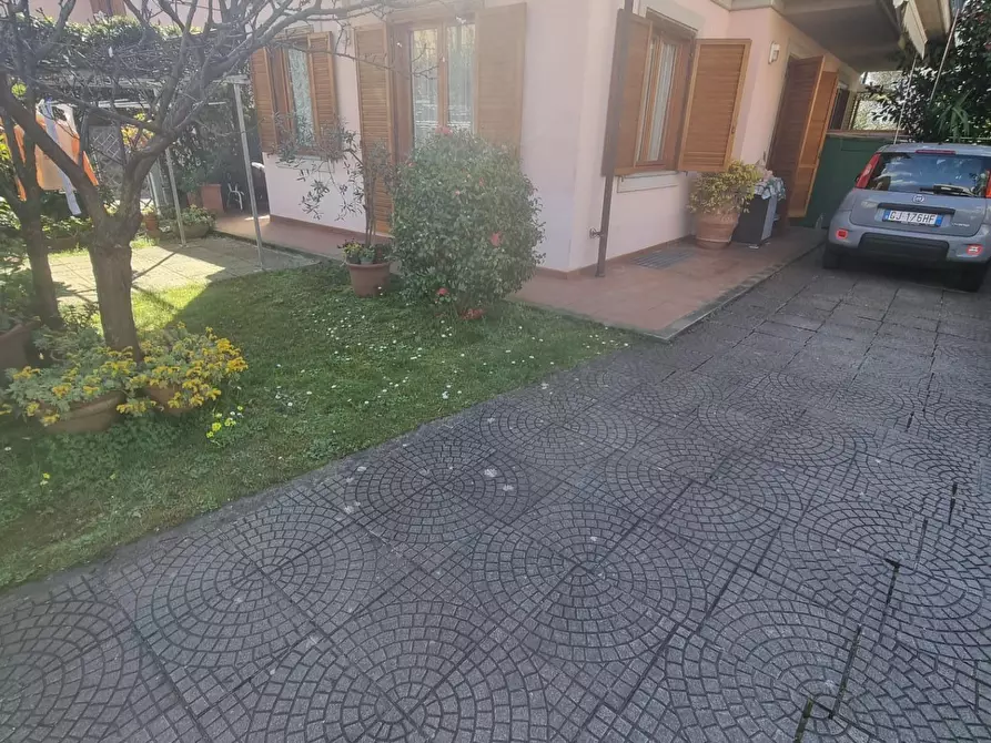 Immagine 3 di Villetta a schiera in vendita  a Massa