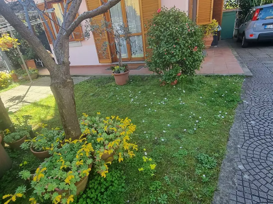 Immagine 2 di Villetta a schiera in vendita  a Massa