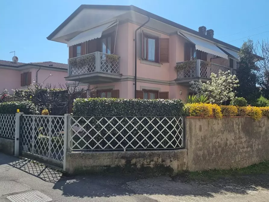 Immagine 1 di Villetta a schiera in vendita  a Massa