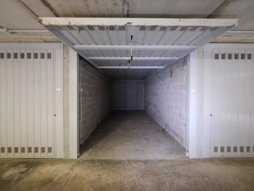 Immagine 2 di Garage in vendita  a Peschiera Borromeo