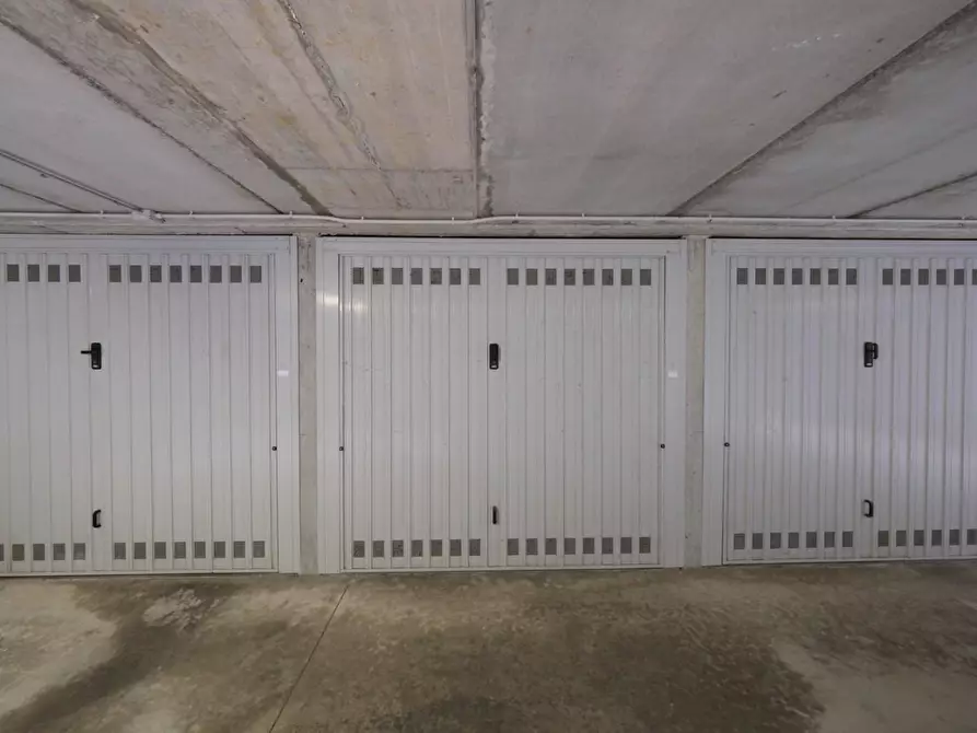 Immagine 1 di Garage in vendita  a Peschiera Borromeo