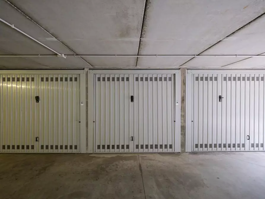 Immagine 2 di Garage in vendita  a Peschiera Borromeo