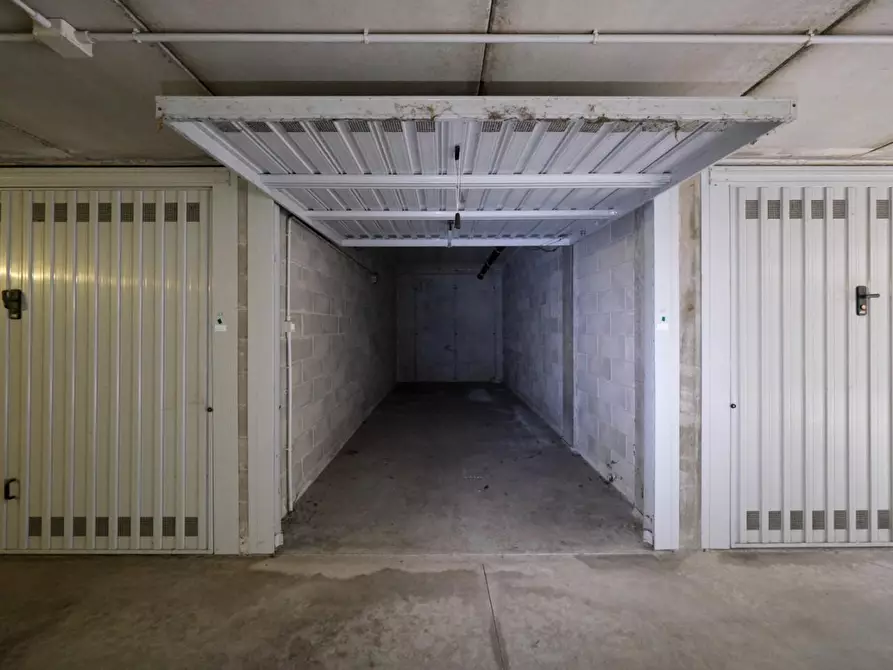 Immagine 1 di Garage in vendita  a Peschiera Borromeo
