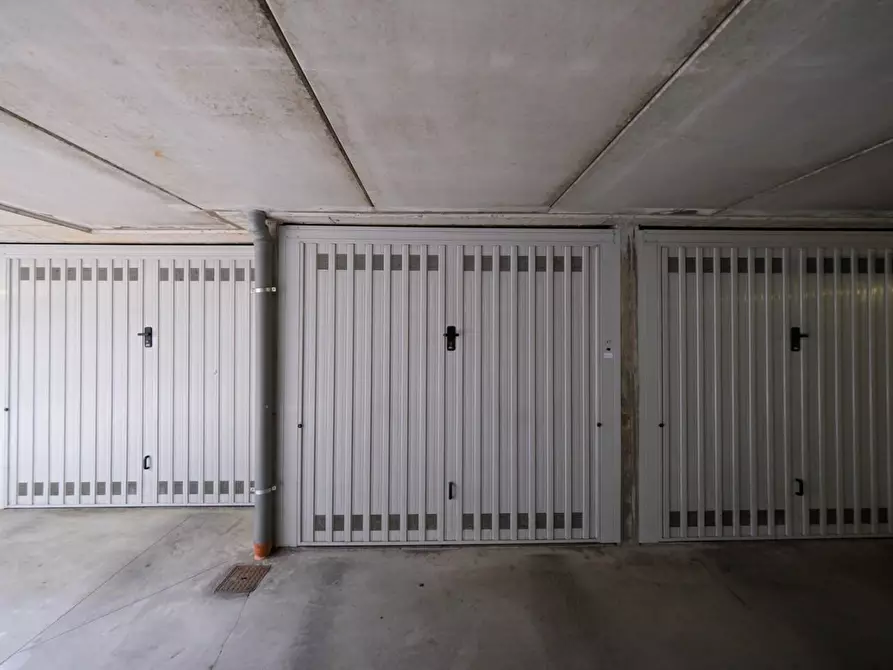 Immagine 2 di Garage in vendita  a Peschiera Borromeo