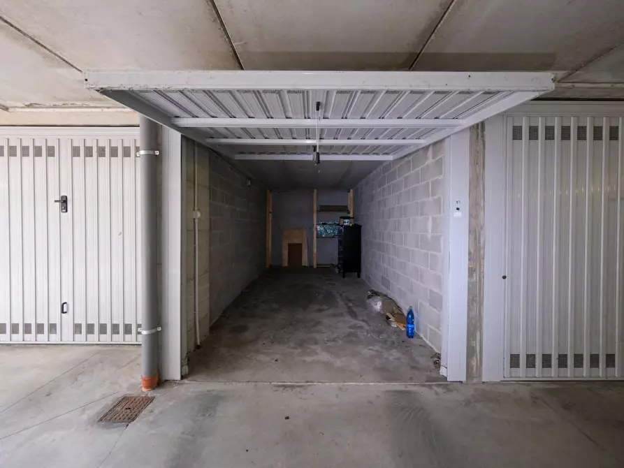 Immagine 1 di Garage in vendita  a Peschiera Borromeo