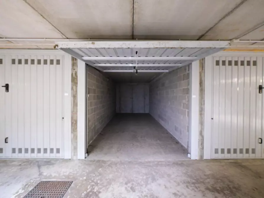 Immagine 1 di Garage in vendita  a Peschiera Borromeo
