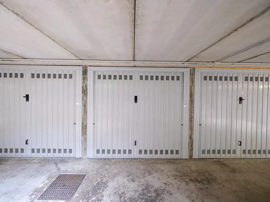 Immagine 2 di Garage in vendita  a Peschiera Borromeo