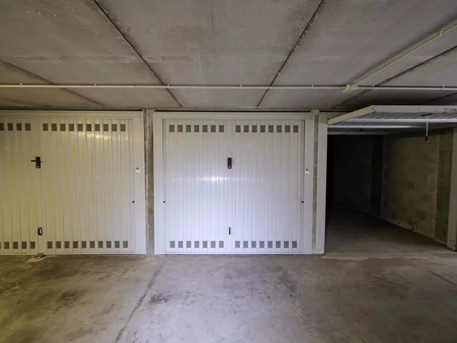Immagine 2 di Garage in vendita  a Peschiera Borromeo