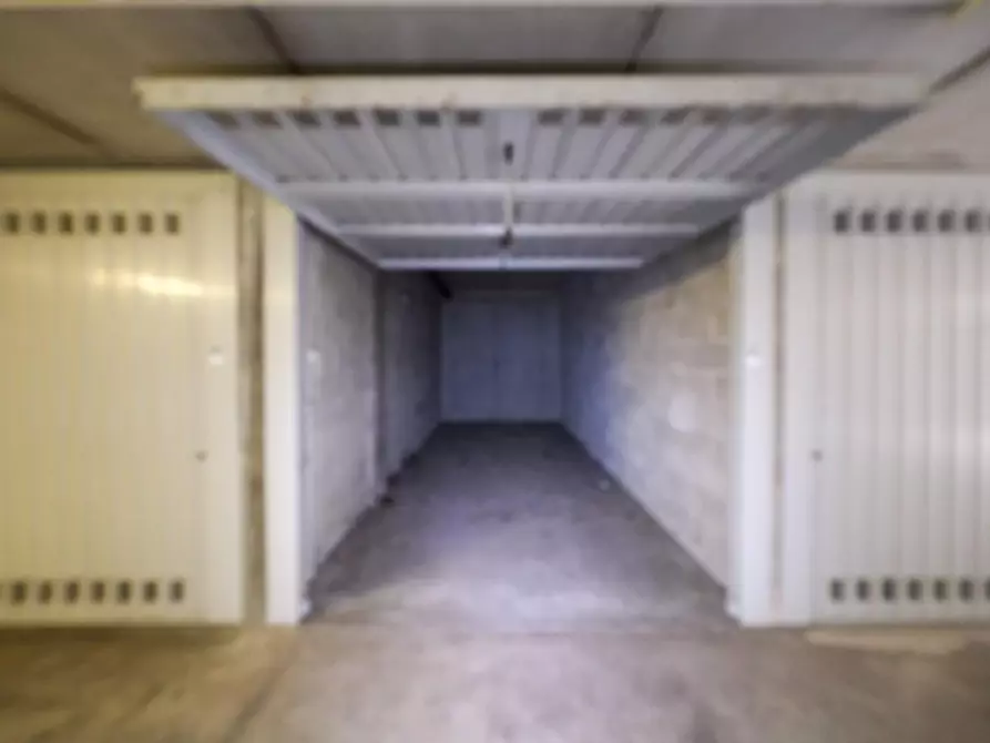 Immagine 1 di Garage in vendita  a Peschiera Borromeo