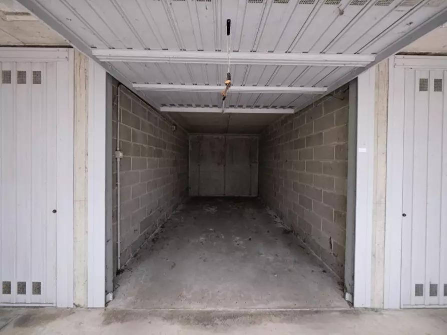 Immagine 1 di Garage in vendita  a Peschiera Borromeo