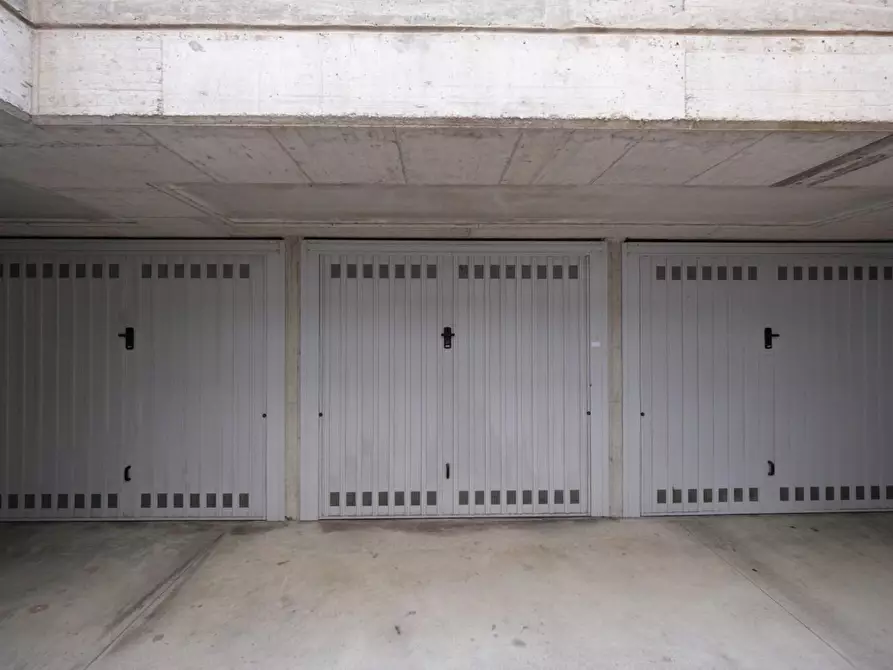 Immagine 2 di Garage in vendita  a Peschiera Borromeo