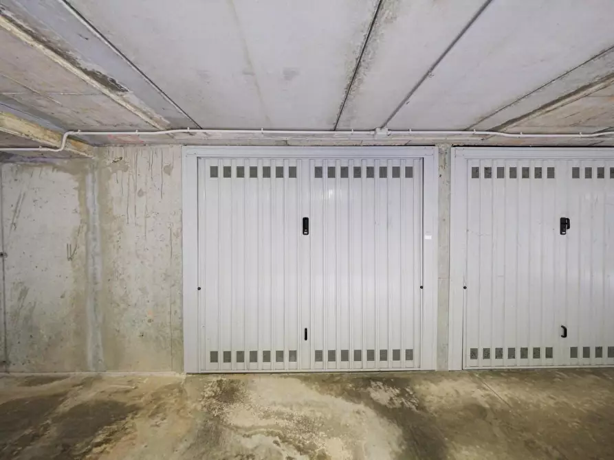Immagine 4 di Garage in vendita  a Peschiera Borromeo