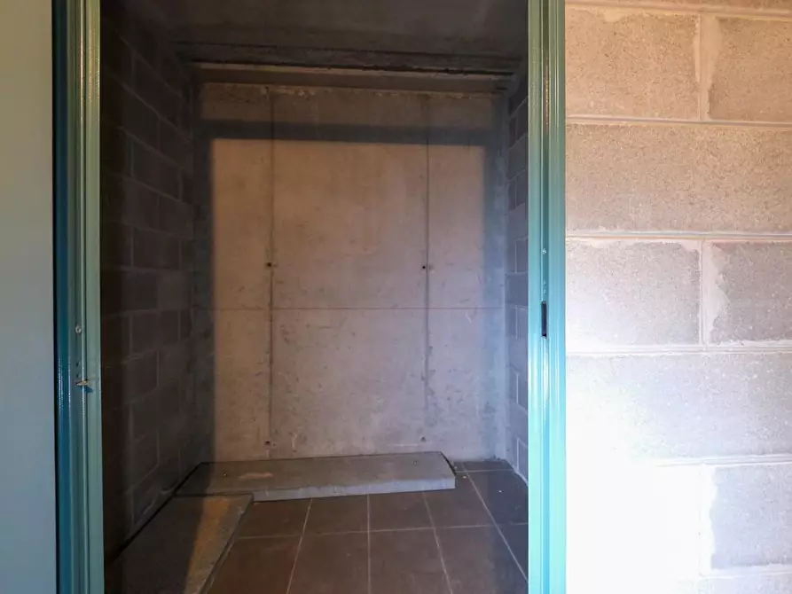 Immagine 1 di Garage in vendita  a Peschiera Borromeo