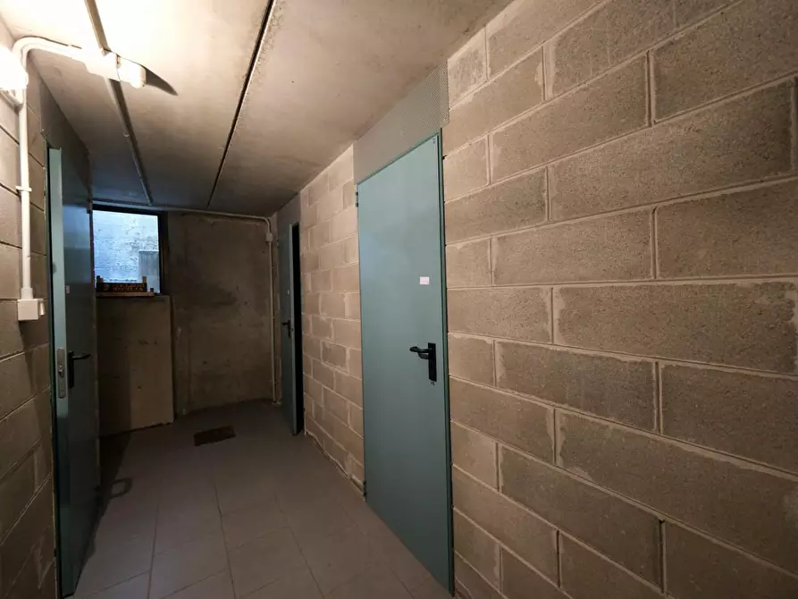 Immagine 2 di Garage in vendita  a Peschiera Borromeo