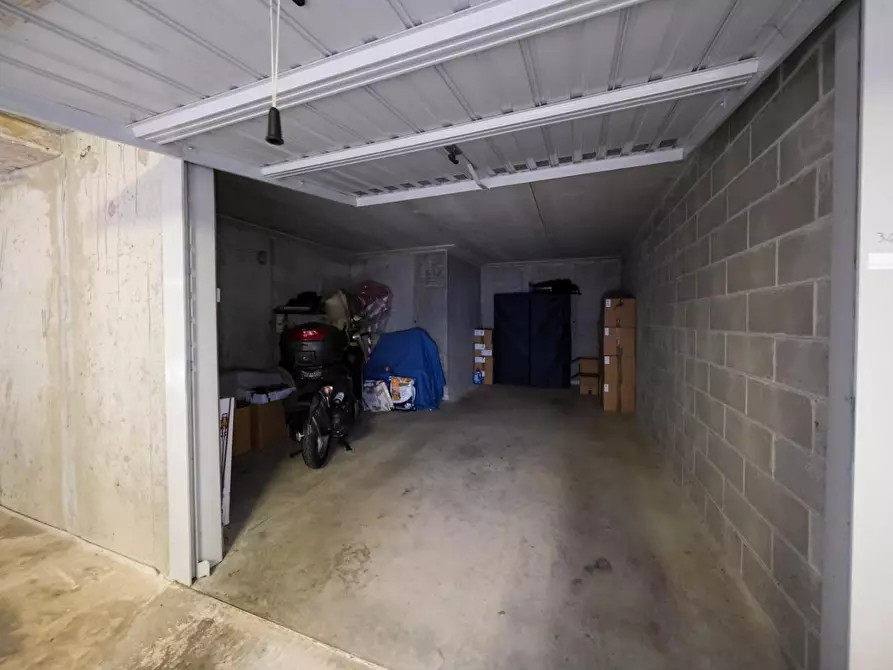 Immagine 5 di Garage in vendita  a Peschiera Borromeo