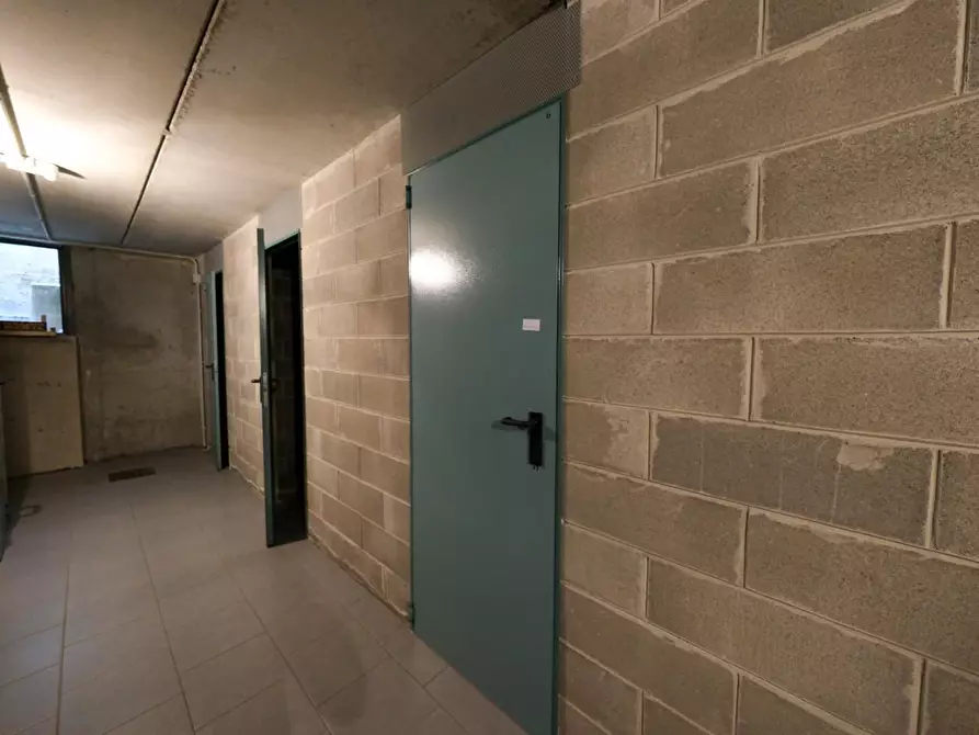 Immagine 3 di Garage in vendita  a Peschiera Borromeo